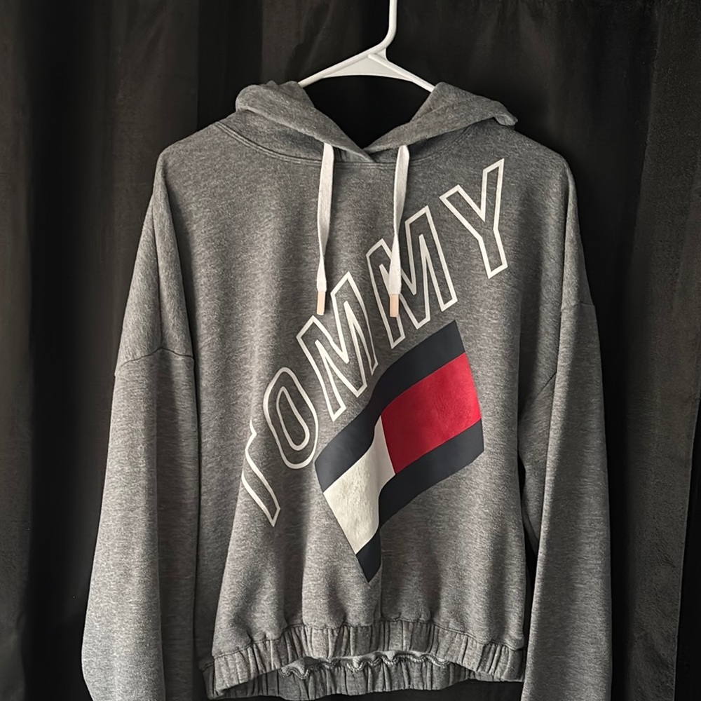 Tommy Hilfiger Gray Sweater with Signature Logo